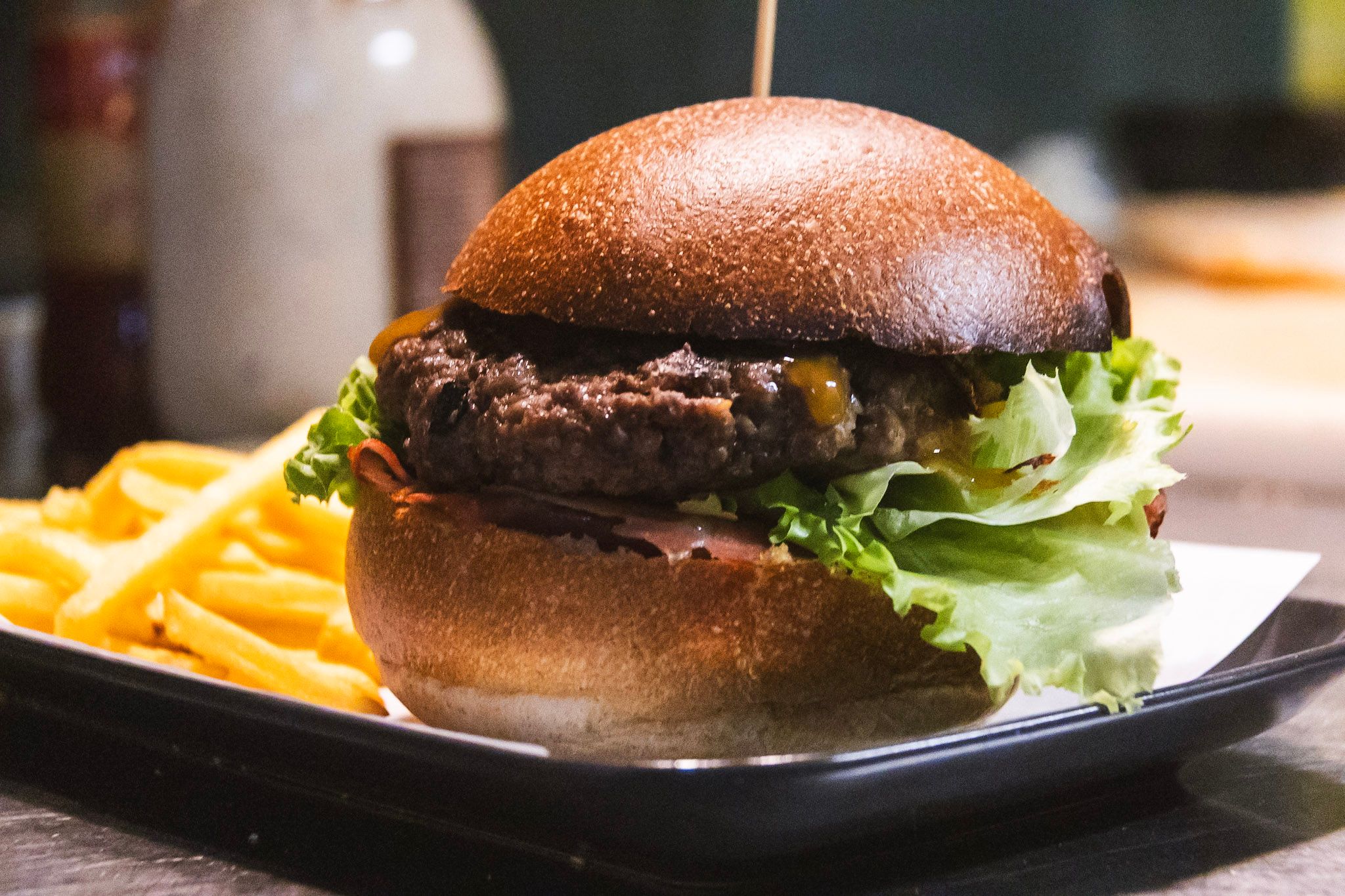 Hamburger con patatine fritte dell'Oste Scuro